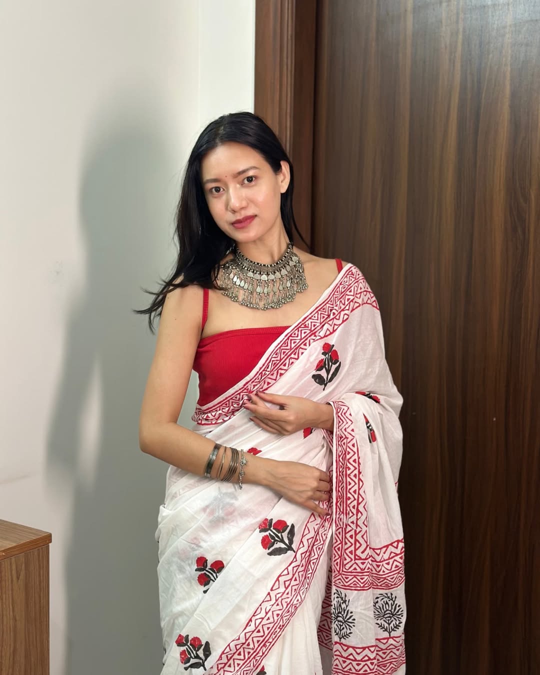 1 MIN READY TO WEAR OFF WHITE MUL COTTON DIGITAL PRINTED SAREE WITH POCKET