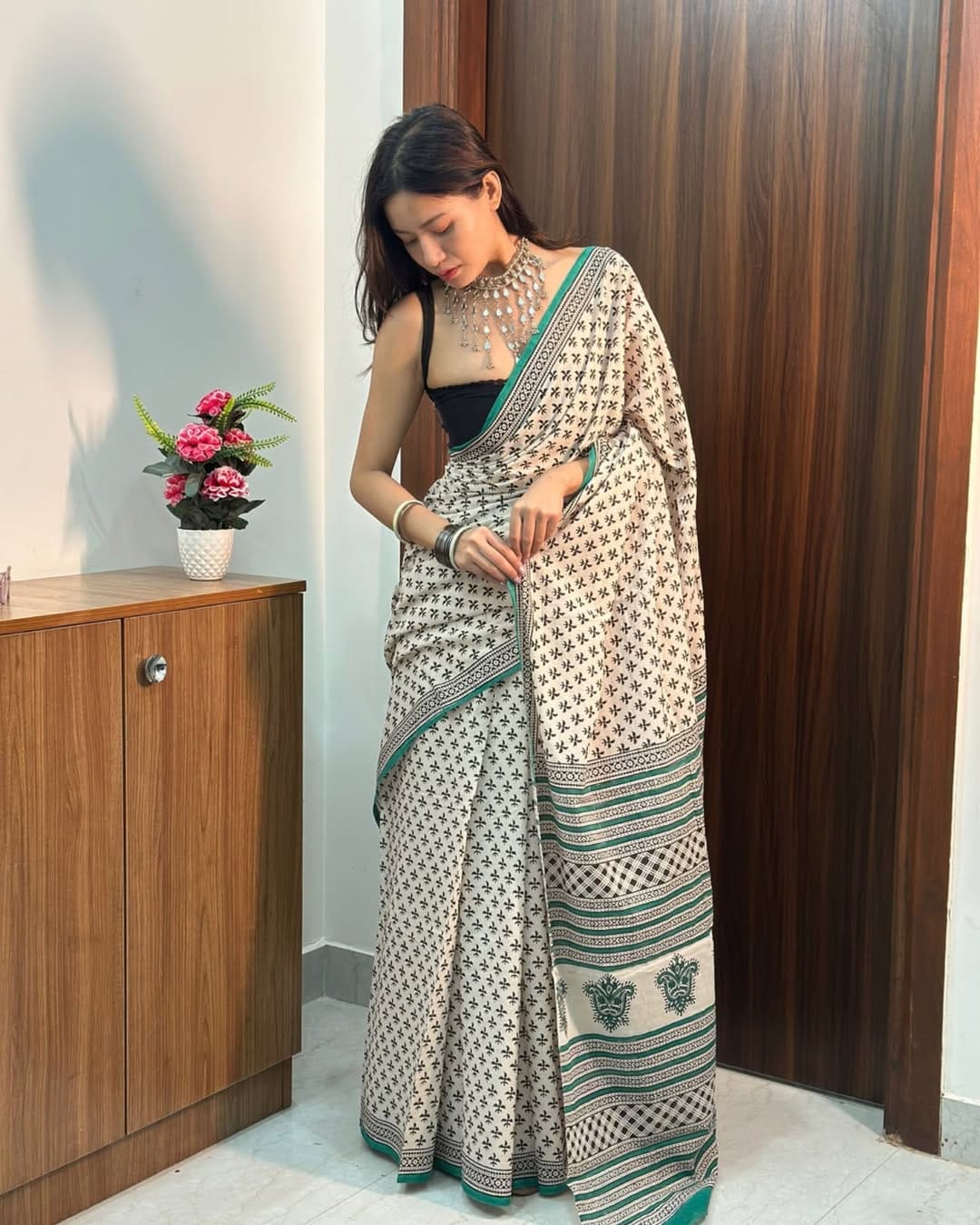1 MIN READY TO WEAR OFF WHITE MUL COTTON DIGITAL PRINTED SAREE WITH POCKET