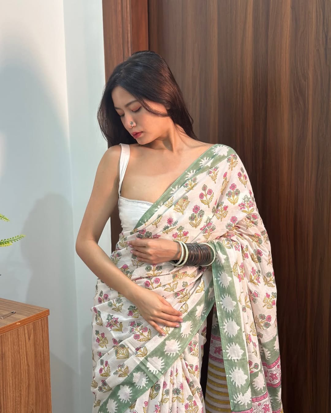 1 MIN READY TO WEAR OFF WHITE MUL COTTON DIGITAL PRINTED SAREE WITH POCKET