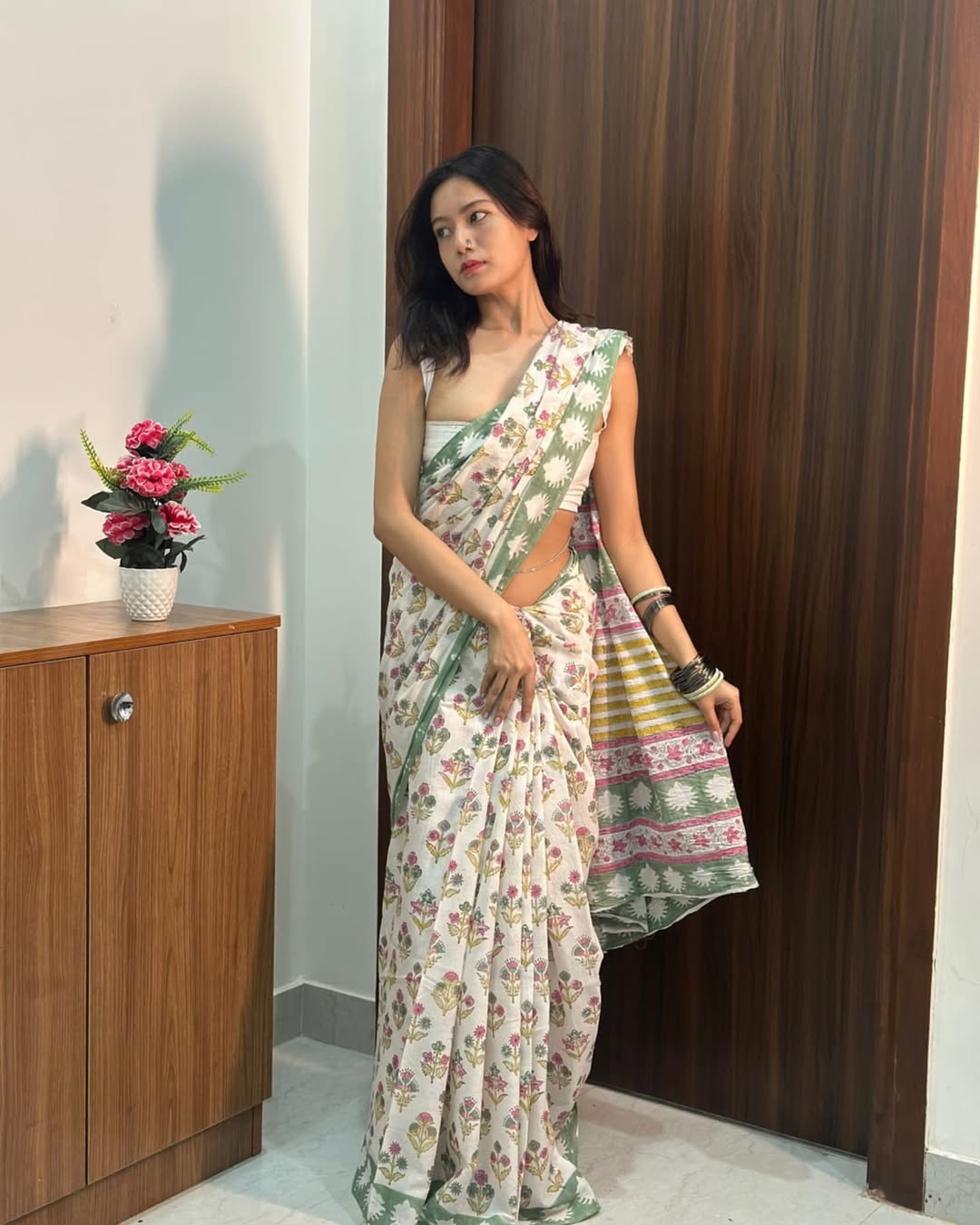 1 MIN READY TO WEAR OFF WHITE MUL COTTON DIGITAL PRINTED SAREE WITH POCKET