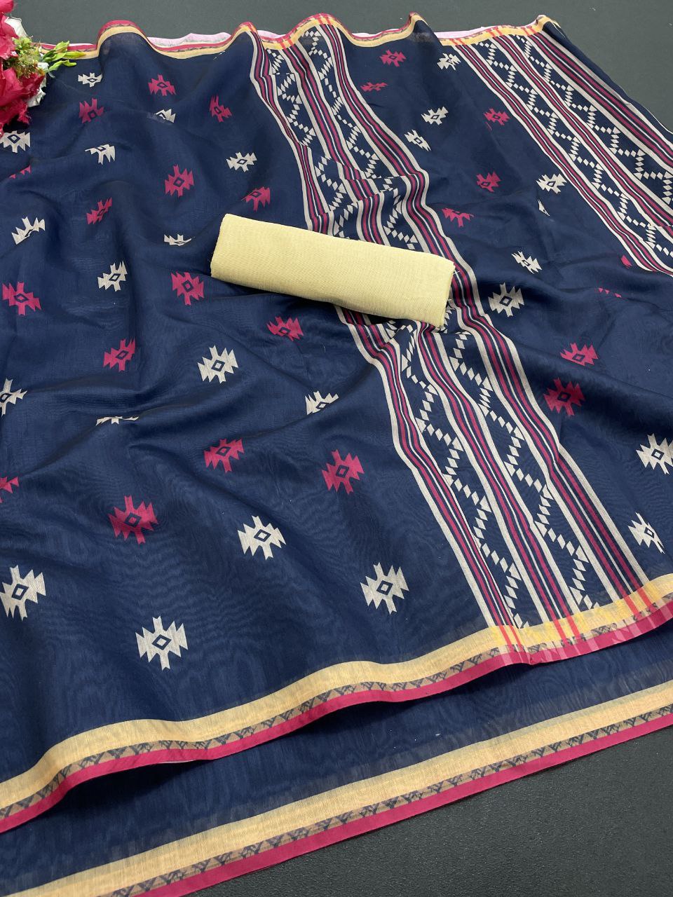 Handloom Weaving Silk Saree With Rich Contrast Wooven Pallu and Rich Wooven Border