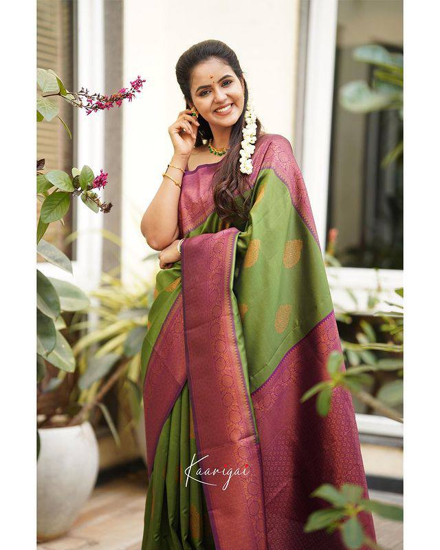 Pure Banarasi Silk Saree In Green Color With Copper Zari Border Pattu